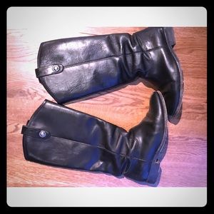 Classic Frye Melissa Button Boot, Black Leather, 8